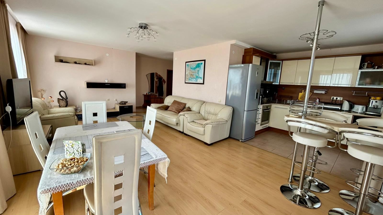 Sveti Vlas – apartmán se třemi ložnicemi s přímým panoramatickým výhledem na moře v komplexu na první linii