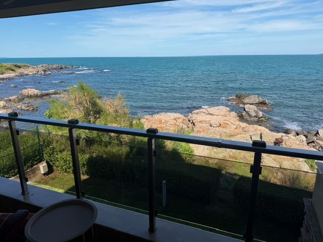 Prostorný apartmán se 2 ložnicemi v první linii u moře s čelním panoramatickým výhledem na moře