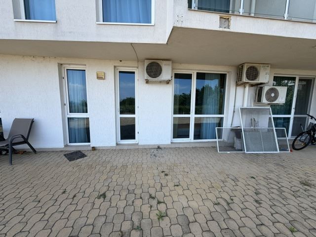 Dvoupokojový apartmán v první linii v Sarafovu – komfort, styl a přímořská atmosféra v komplexu