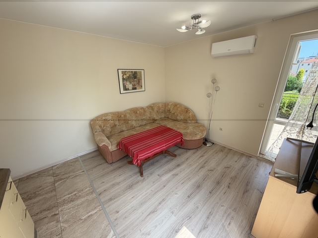 Útulný apartmán s jednou ložnicí a obrovskou terasou v Ravdě – váš osobní prostor u moře