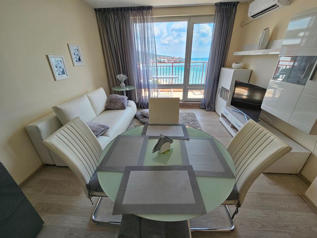 Luxusní panoramatický apartmán na první linii u moře se dvěma ložnicemi a obrovskou terasou