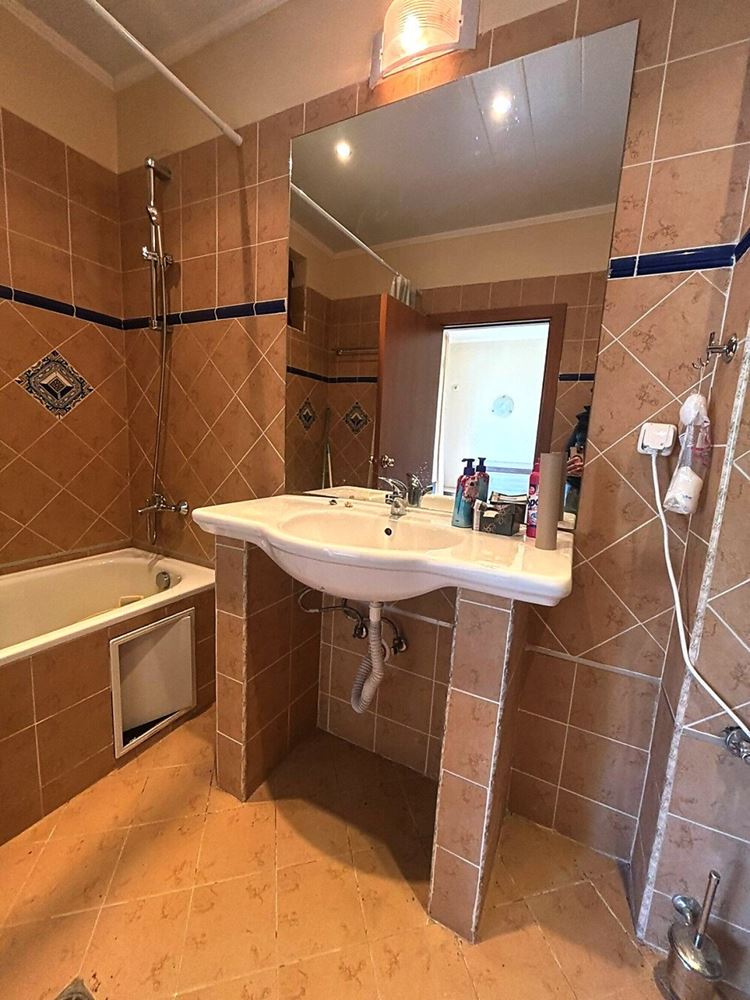 Světlý apartmán s jednou ložnicí, velkou terasou a výhledem do zeleně v Elenite