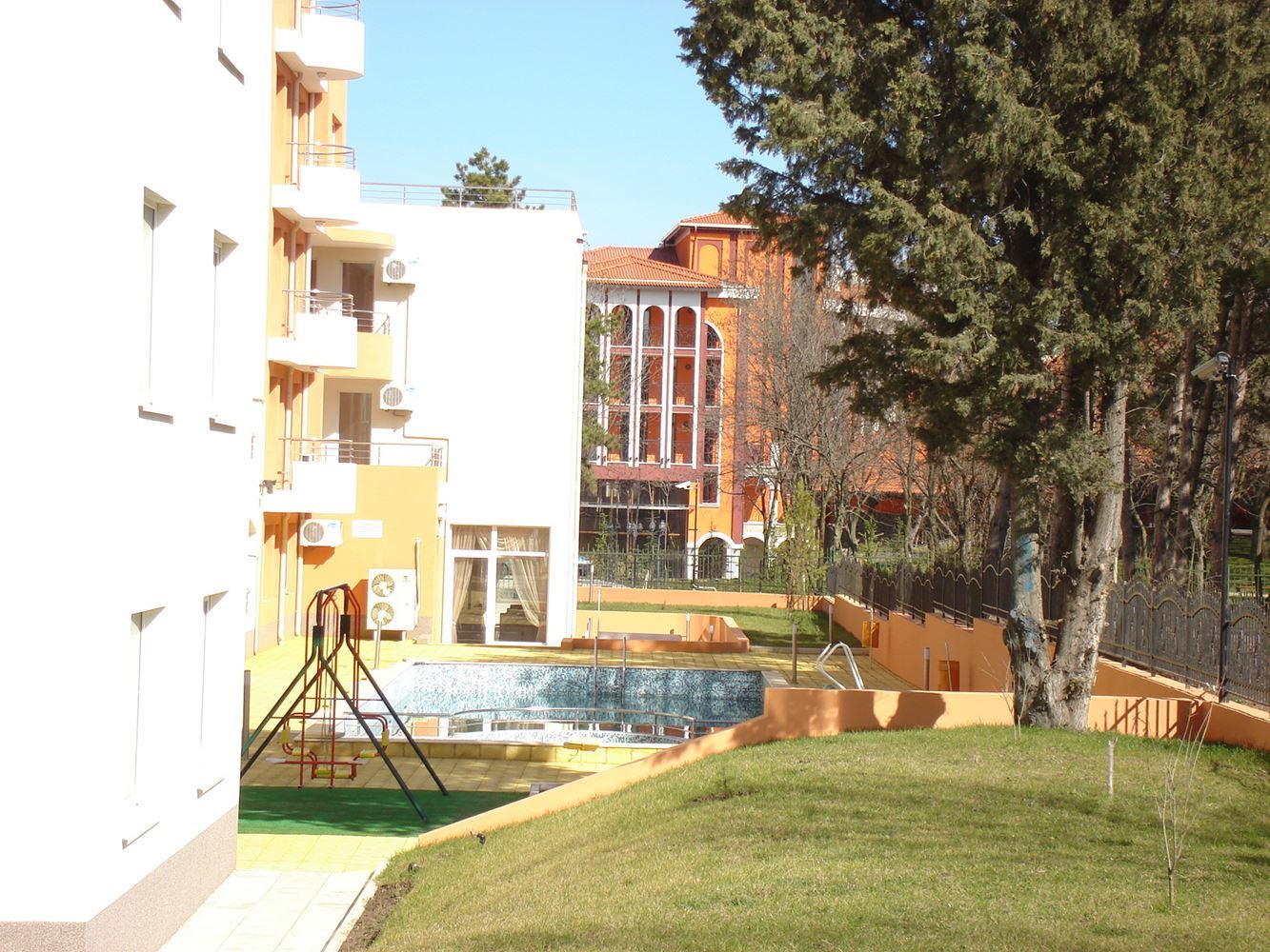 Pomorie 300 m od moře – zařízený apartmán s jednou ložnicí v komplexu s bazénem