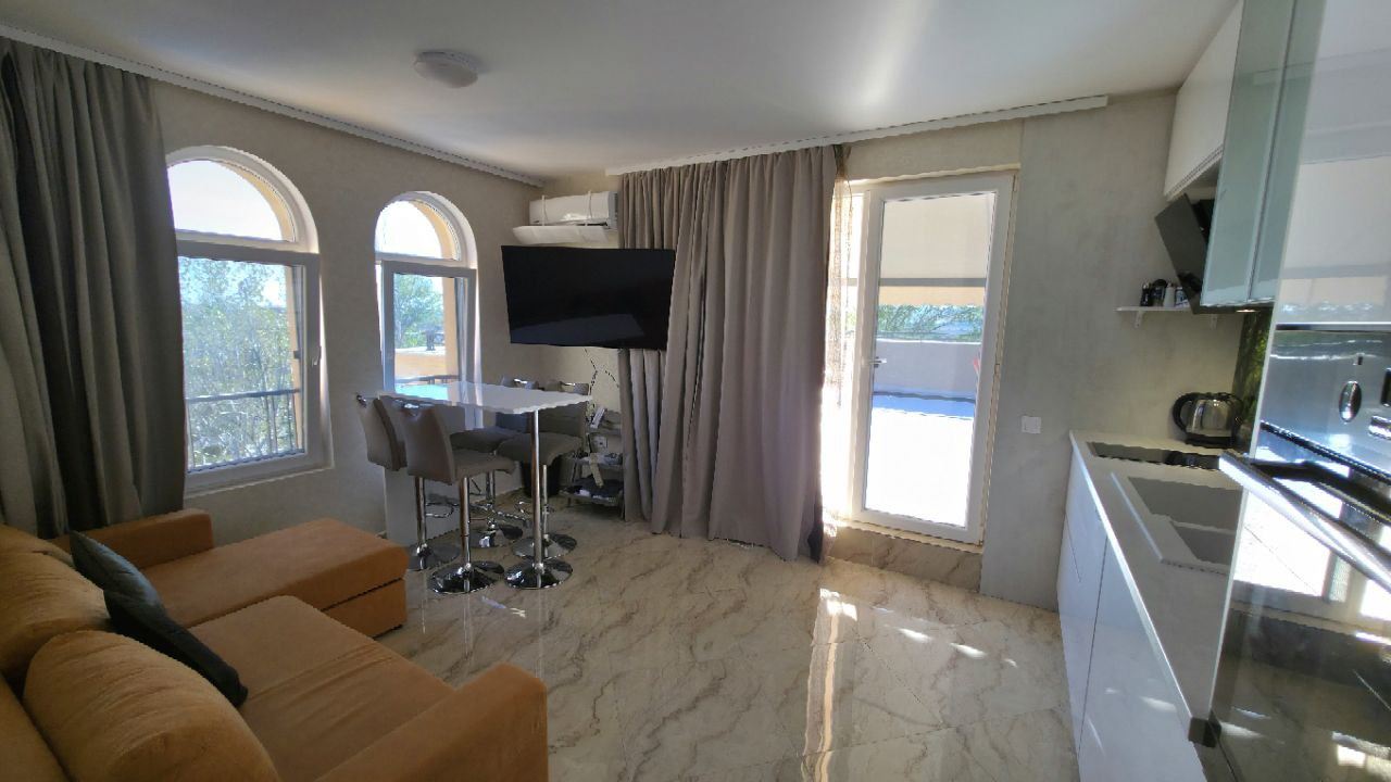 Apartmán se dvěma ložnicemi a velkou panoramatickou terasou ve stylovém komplexu v Sunny Beach