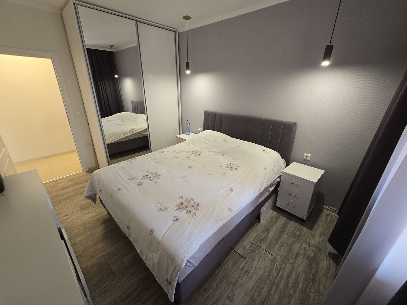 Byt se dvěma ložnicemi po luxusní rekonstrukci ve Slunečném pobřeží – výhled na bazén a možnost splátkové platby