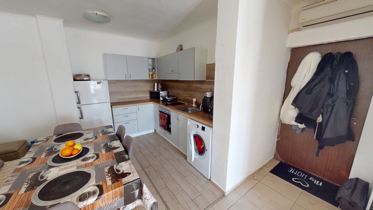 Krásný apartmán se dvěma ložnicemi a terasou ve Slunečném pobřeží