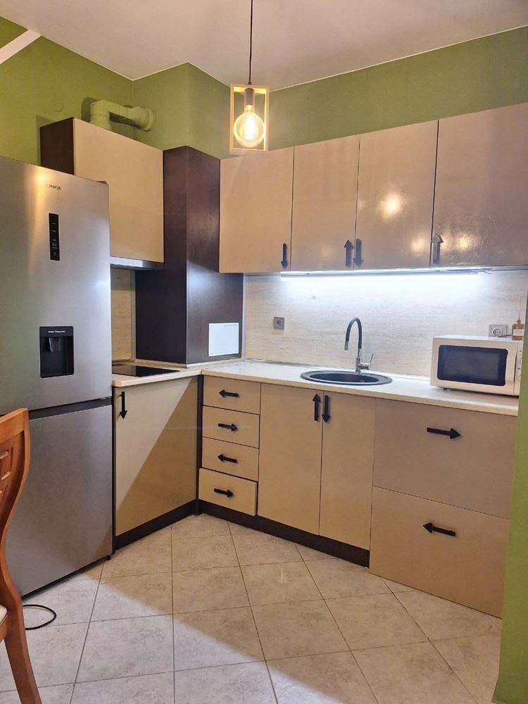 Prostorný apartmán se dvěma ložnicemi s výhledem na bazén na Slunečném pobřeží
