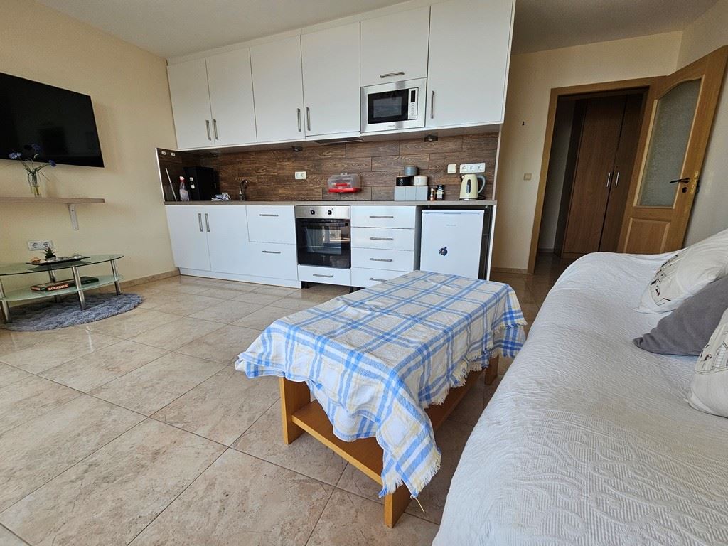 Panoramatický apartmán se dvěma ložnicemi jen pár metrů od pláže v Elenite s úžasným výhledem na záliv