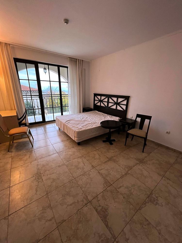 Jedinečný apartmán se dvěma ložnicemi, panoramatickým výhledem na moře a bazén, v první linii u moře v Obzoru