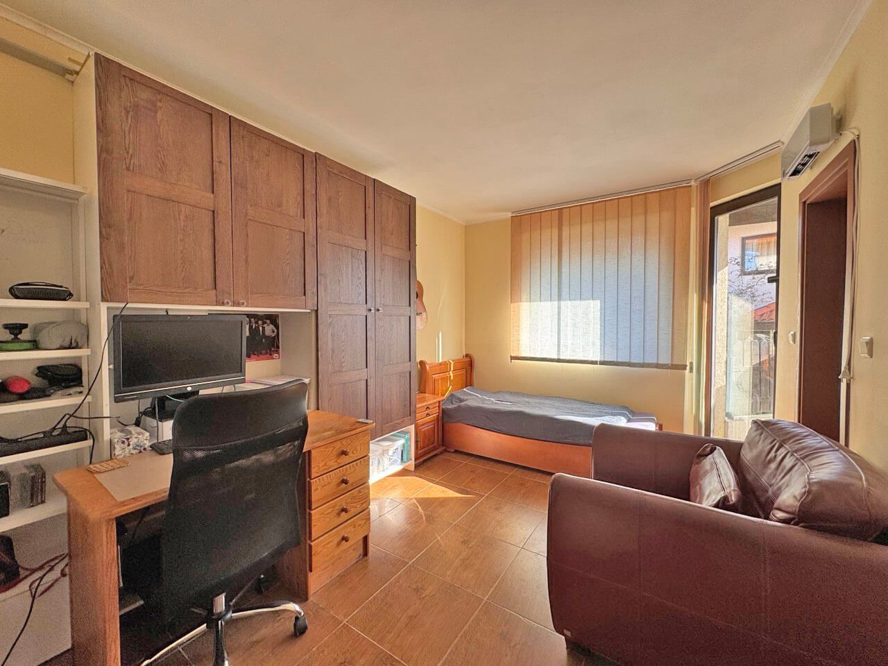 Prostorný apartmán se dvěma ložnicemi s panoramatickým výhledem na moře a hory – komfort, styl a klid uprostřed přírody