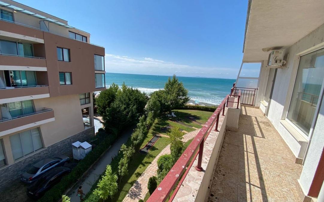 Apartmán se dvěma ložnicemi s výhledem na moře na první linii v Elenite – komfort, příroda a klid