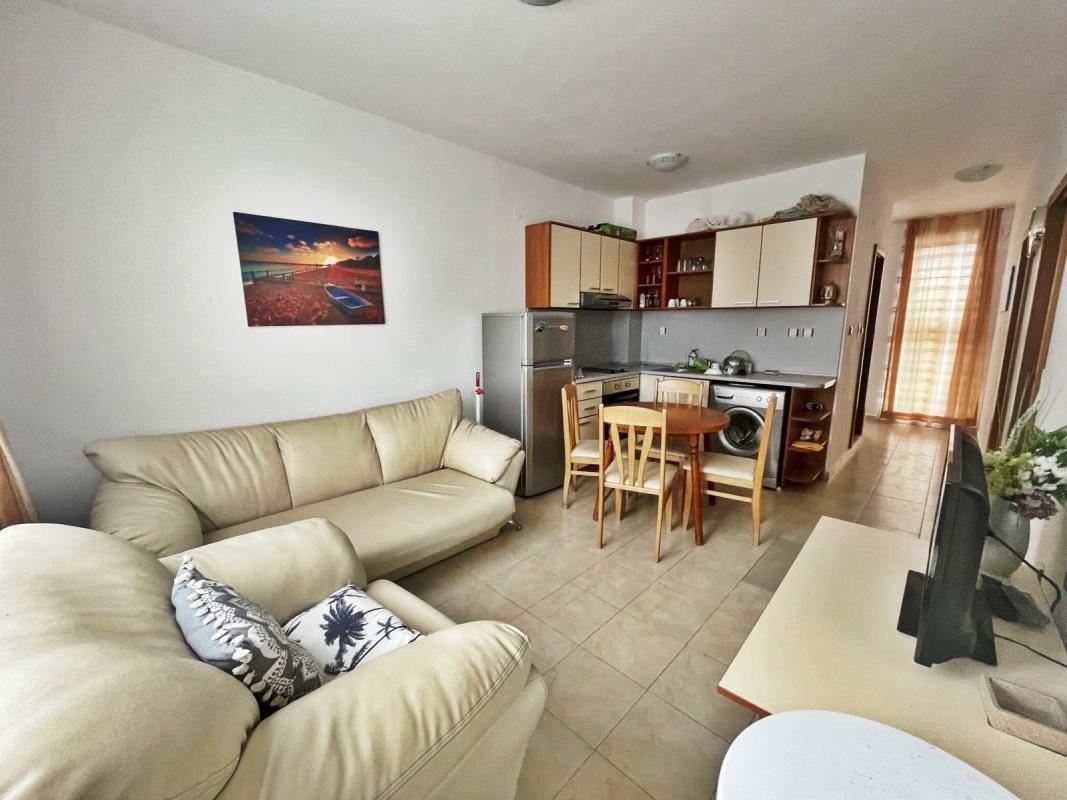 Plně zařízený třípokojový apartmán na Slunečném pobřeží – komfort, útulnost a bezpečná investice