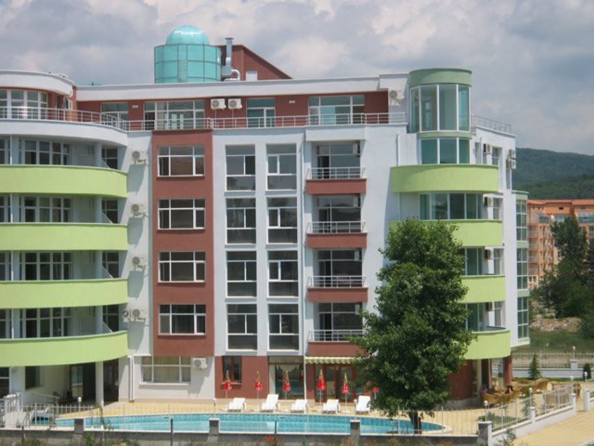 Prostorný apartmán se dvěma ložnicemi s výhledem na bazén na Slunečném pobřeží