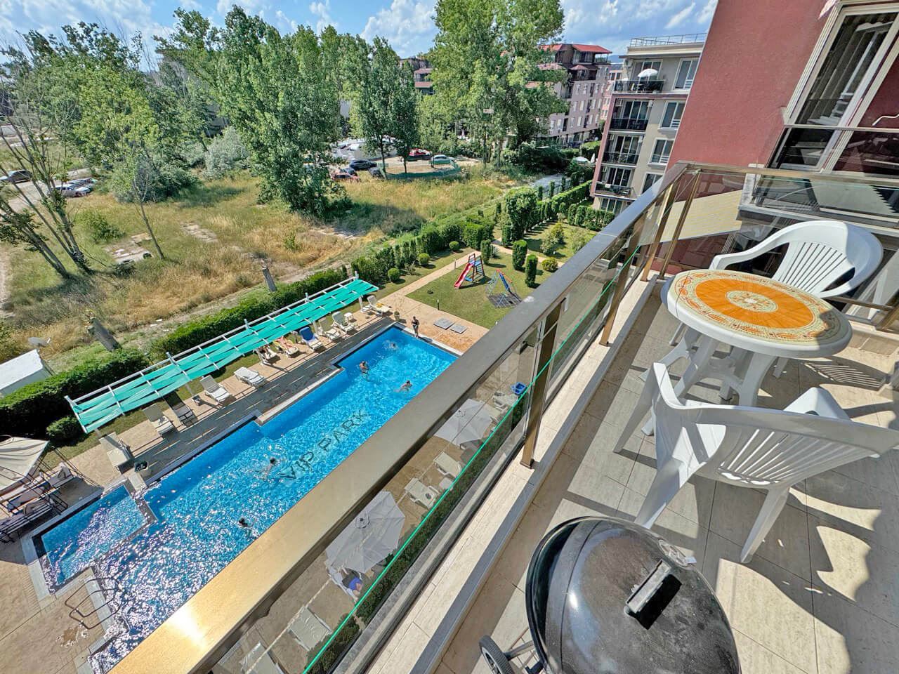 Apartmán se dvěma ložnicemi s výhledem na bazén v moderním komplexu na Slunečném pobřeží