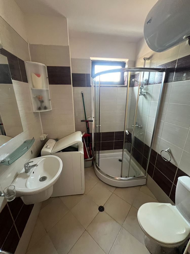 Byt se dvěma ložnicemi v moderním komplexu – plně zařízený a připravený pro váš nový život