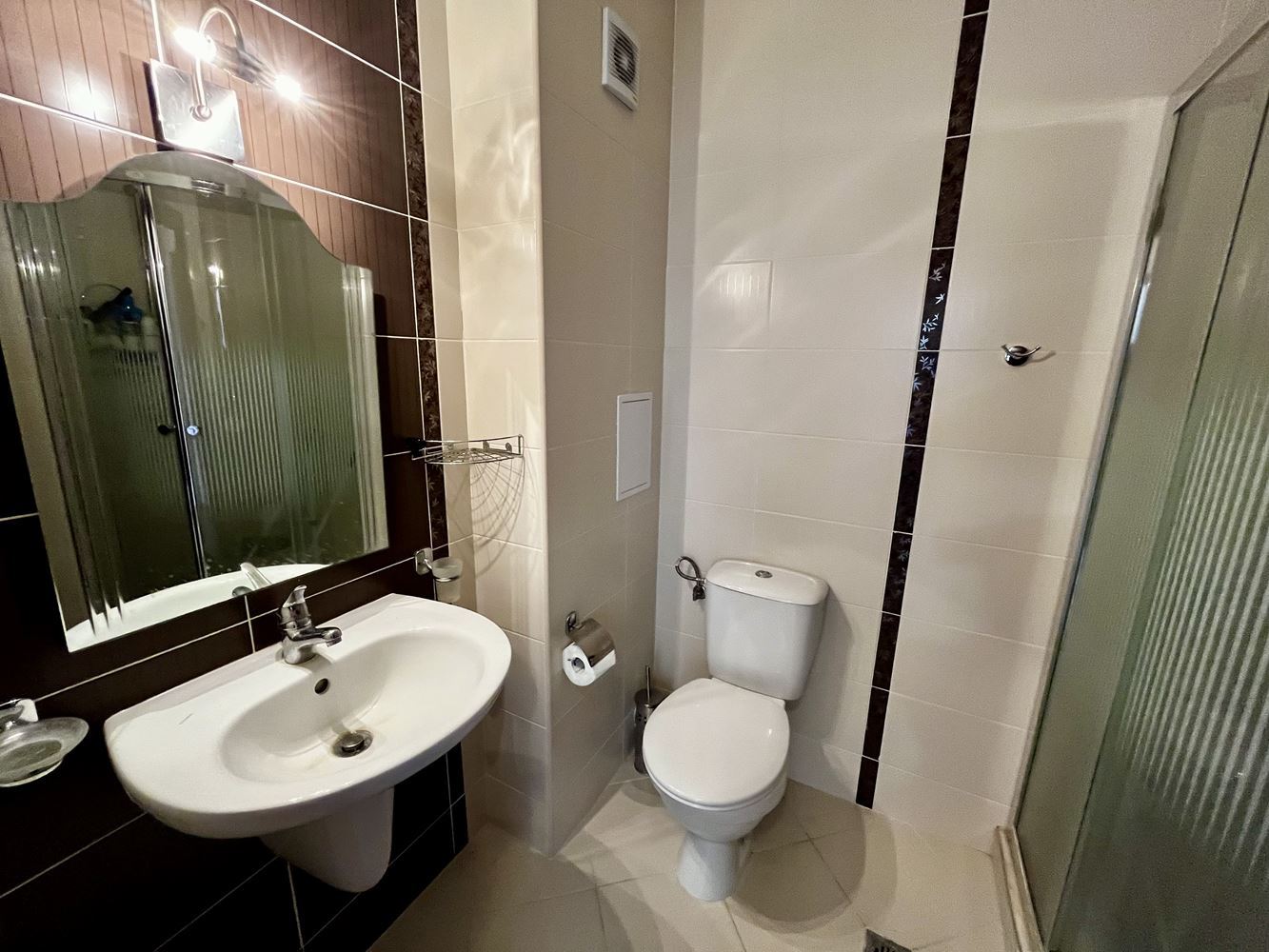 Mořský komfort a klid v blízkosti Nesebaru! Zařízený apartmán s jednou ložnicí s výhledem na bazén v luxusním uzavřeném komplexu