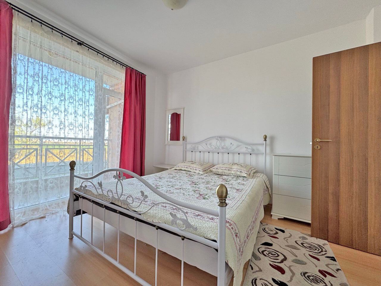 Třípokojový byt v komplexu s dobře organizovaným prostředím a útulnou atmosférou