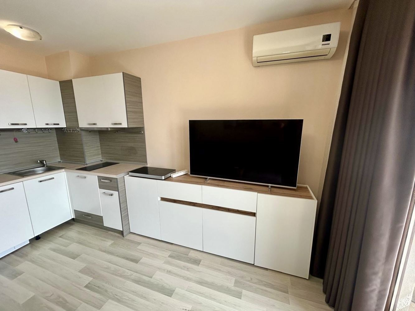 Prostorný apartmán se dvěma ložnicemi a vlastním dvorem v Nesebaru – komfort, klid a výborně udržovaný areál