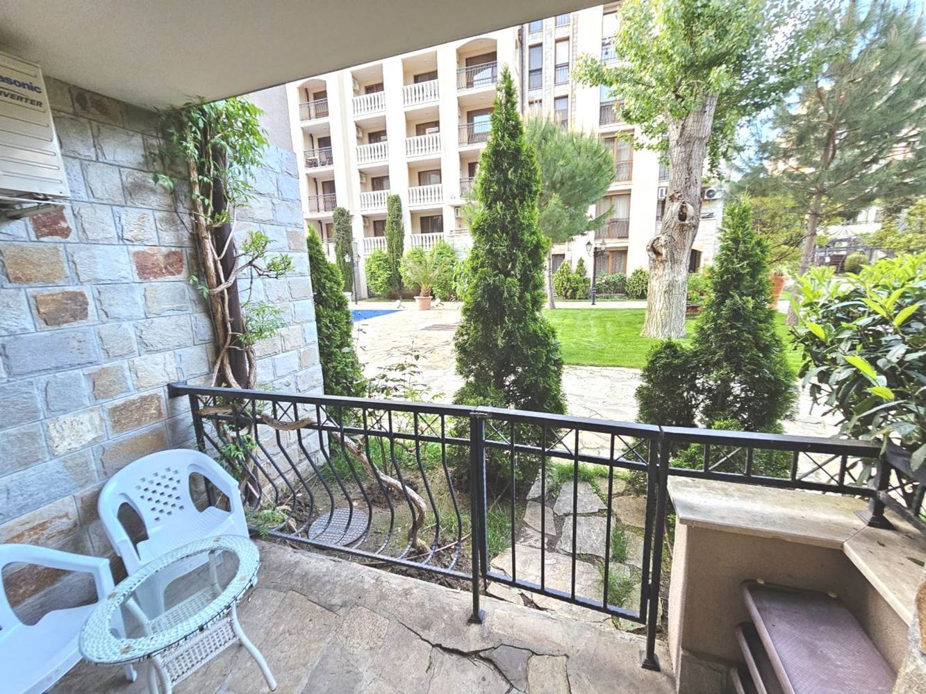 Třípokojový apartmán v přízemí s přímým přístupem k bazénu v luxusním komplexu ve Slunečném pobřeží