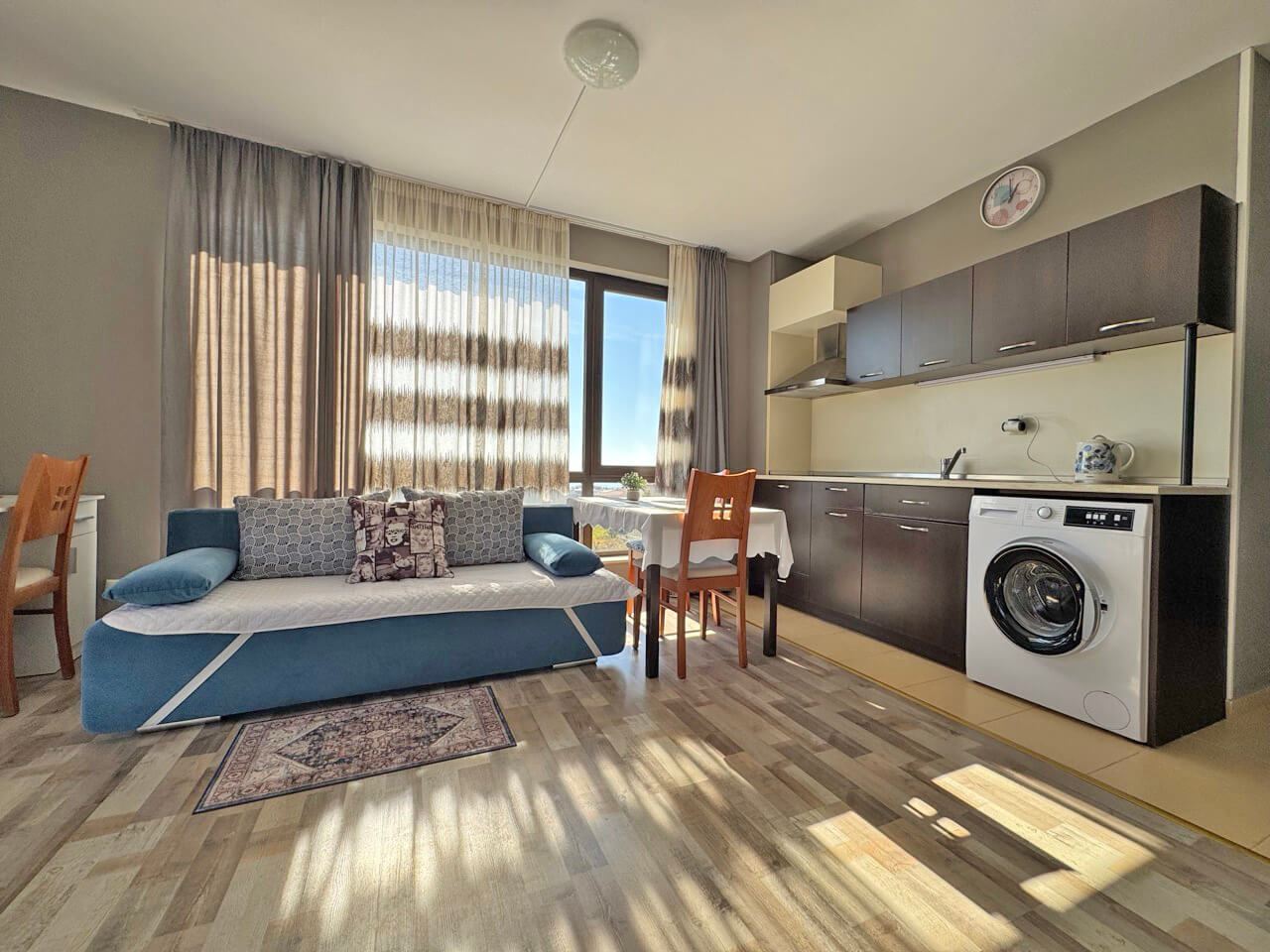 Apartmán s jednou ložnicí a výhledem na moře ve Sveti Vlasu – luxus, bazény a SPA vybavení po celý rok