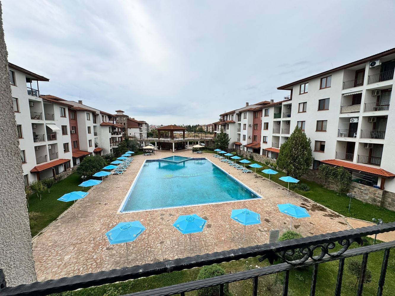 Apartmán s jednou ložnicí a výhledem na bazén v Nesebaru – komfort, moře a vynikající podmínky pro dovolenou a investici