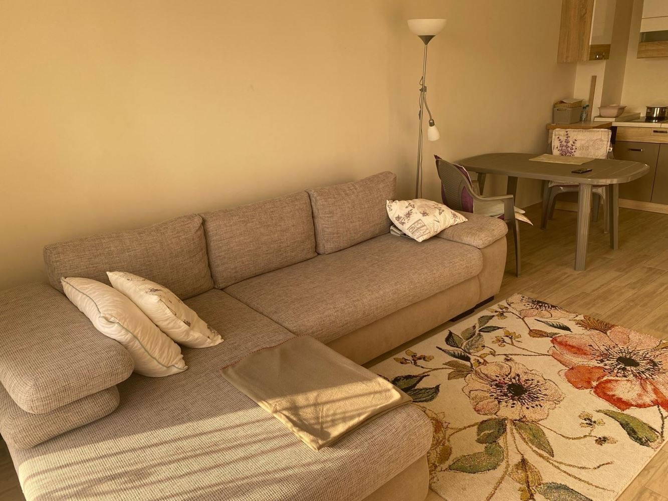 Krásný apartmán s jednou ložnicí v Ravdě s bazény a výborným vybavením – ideální pro dovolenou i investici