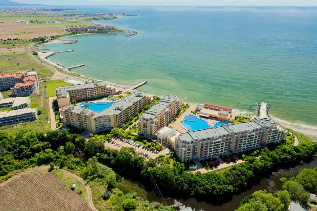 Mořský luxus v první linii – prostorný apartmán se dvěma ložnicemi a výhledem na moře v Aheloy