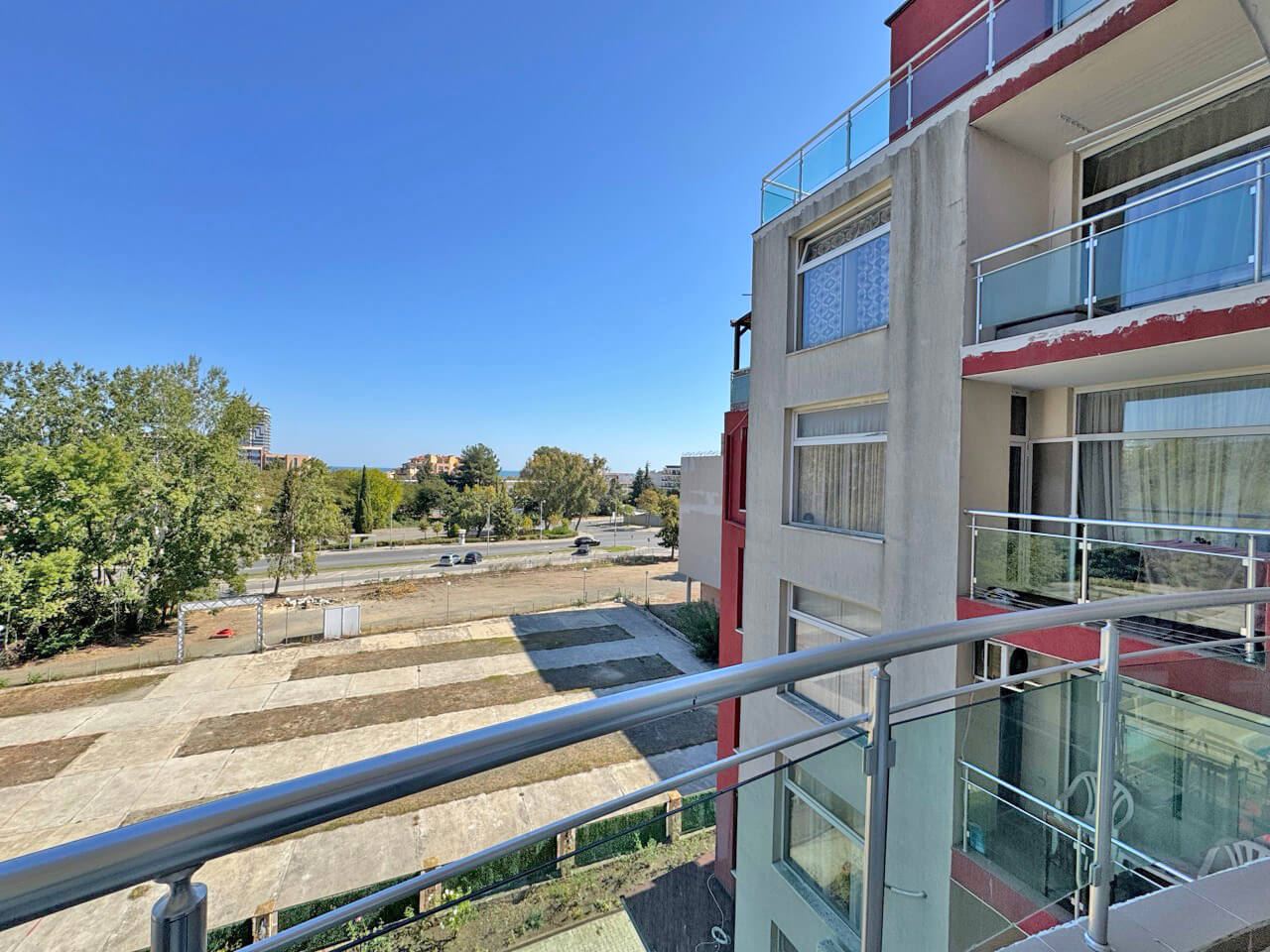 Slunný a prostorný apartmán s jednou ložnicí a výhledem na moře v Slunečném pobřeží