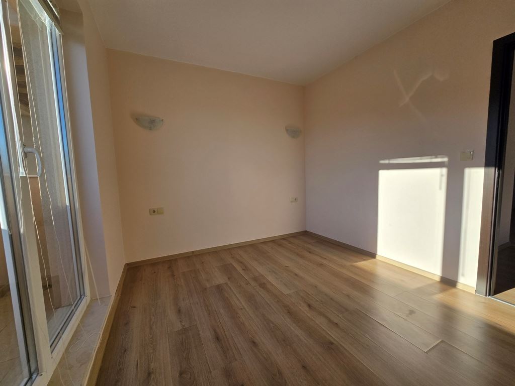 Nový byt s jednou ložnicí v Pomorie – po rekonstrukci, připravený k vybavení, s prostorným balkonem a grilem