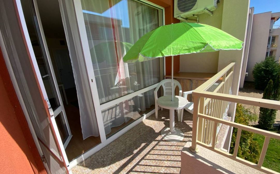 Prostorný apartmán s jednou ložnicí v moderním komplexu na Slunečném pobřeží – komfort, zeleň a vybavení pro obyvatele