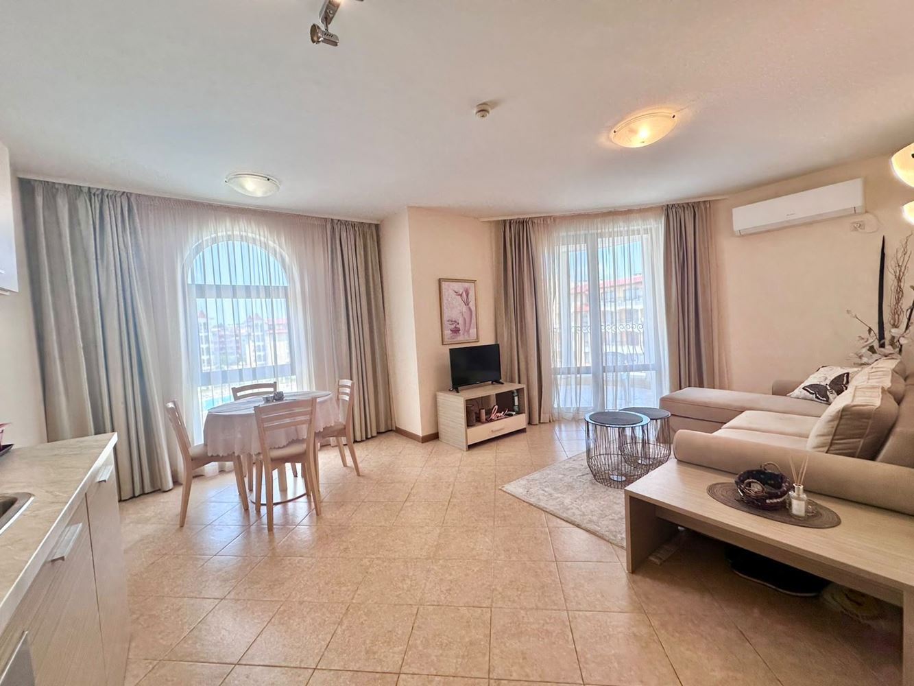 Jedinečný 2+kk apartmán s balkonem a výhledem na bazén v prestižním komplexu ve Slunečném pobřeží