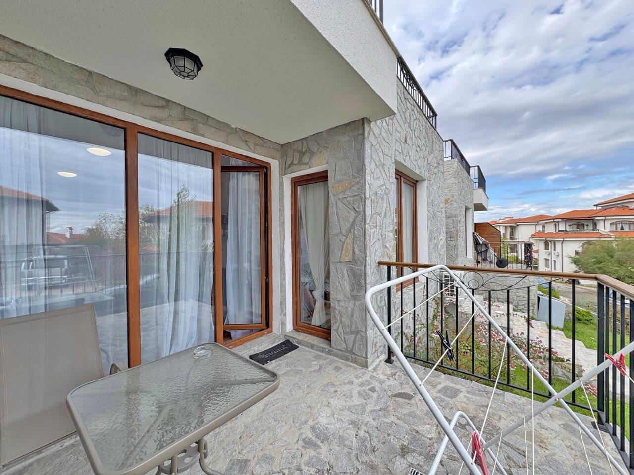 Zařízený apartmán s jednou ložnicí v novém komplexu v Aheloji – klid, zeleň a komfort u moře
