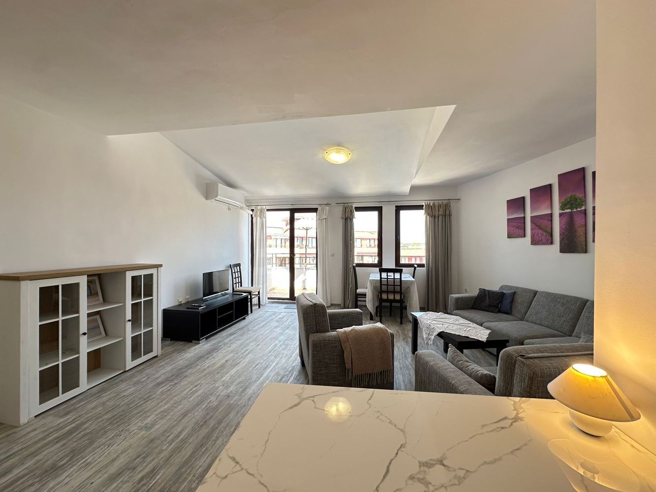 Apartmán s jednou ložnicí v první linii u moře v Aheloji – mořská atmosféra, luxusní vybavení a připravené dokumenty k uzavření obchodu