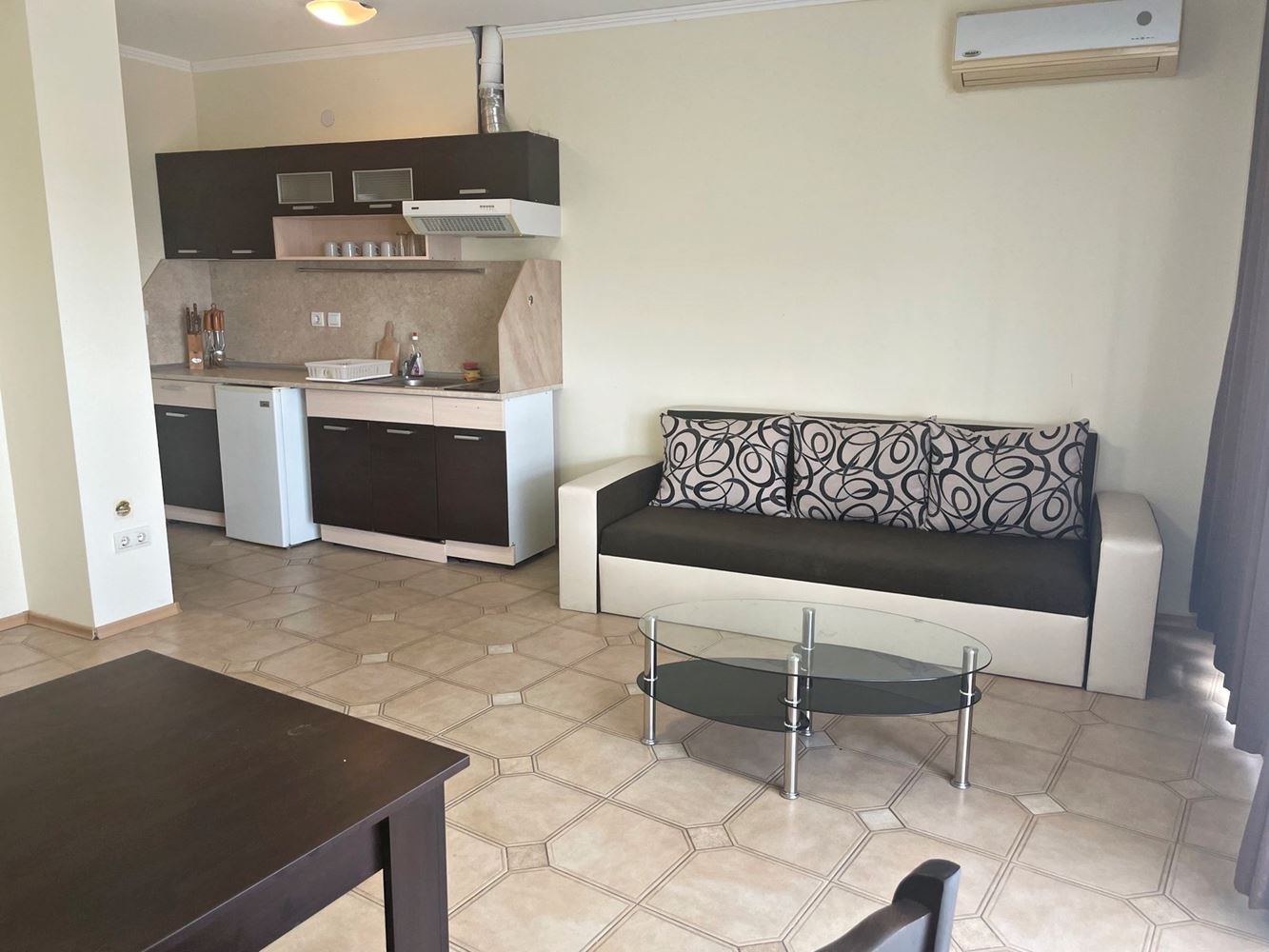 Prostorný apartmán s jednou ložnicí a výhledem na bazén ve Slunečném pobřeží