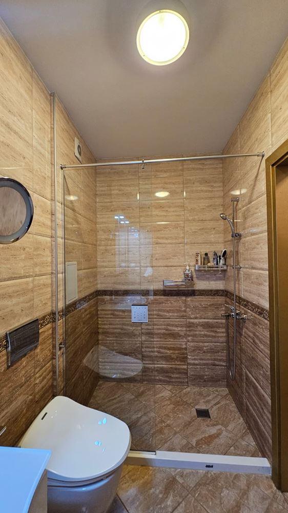 Prostorný penthouse s panoramatickou terasou a saunou v moderním rezidenčním komplexu v Slunečné pobřeží