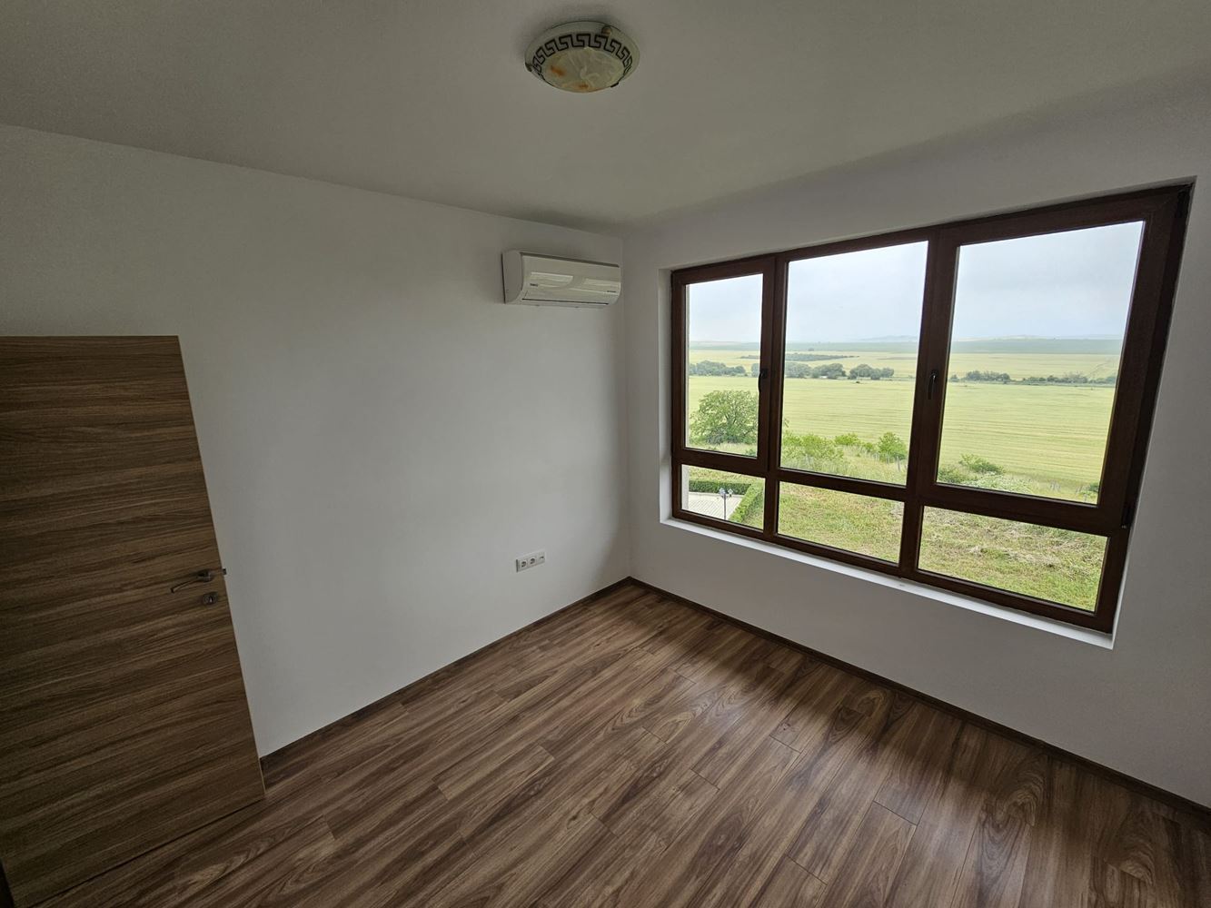 Dvoupokojový apartmán s panoramatickým výhledem v klidném komplexu u Aheloy