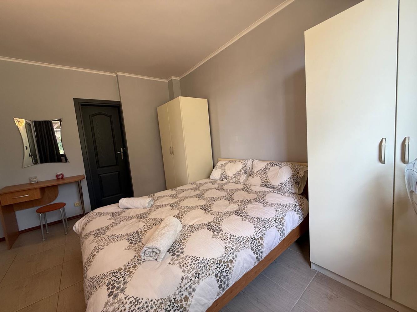 Prostorný apartmán se dvěma ložnicemi a krásným výhledem v klidném komplexu nedaleko Slunečného pobřeží