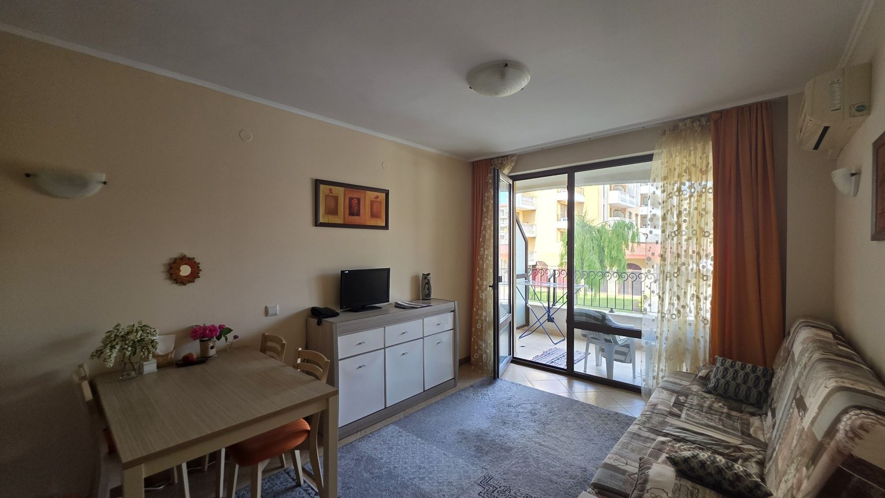 Luxus, komfort a skvělá investice – apartmán s jednou ložnicí a výhledem na bazén v prestižním komplexu na Slunečném pobřeží