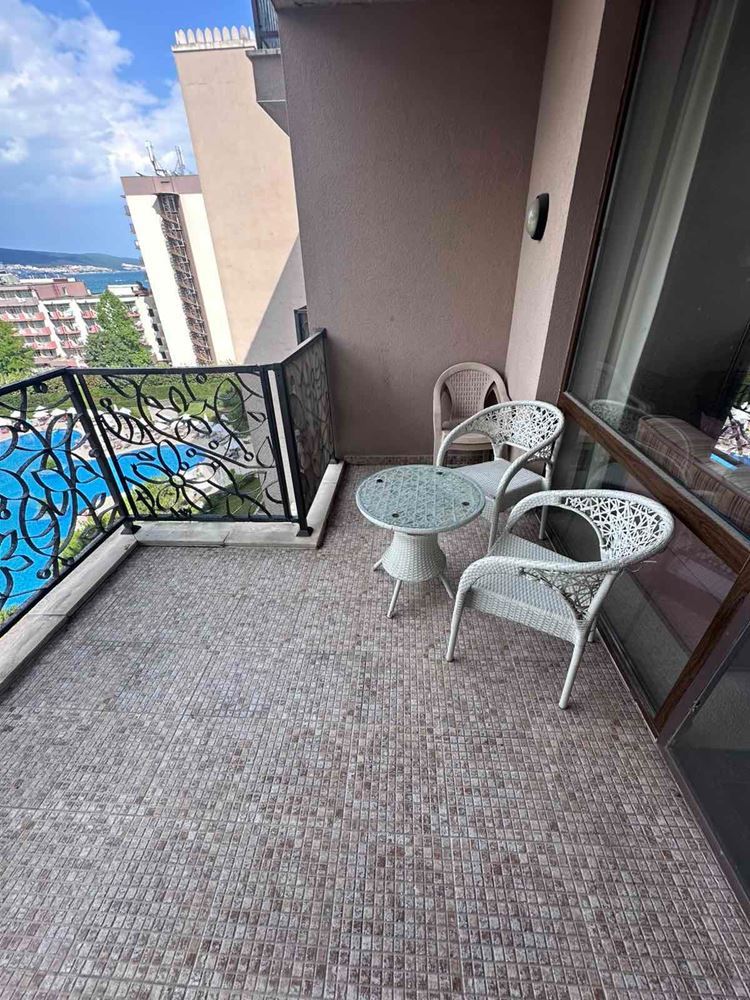 Luxusní apartmán s jednou ložnicí a panoramatickým výhledem na moře v prestižním komplexu na Slunečném pobřeží