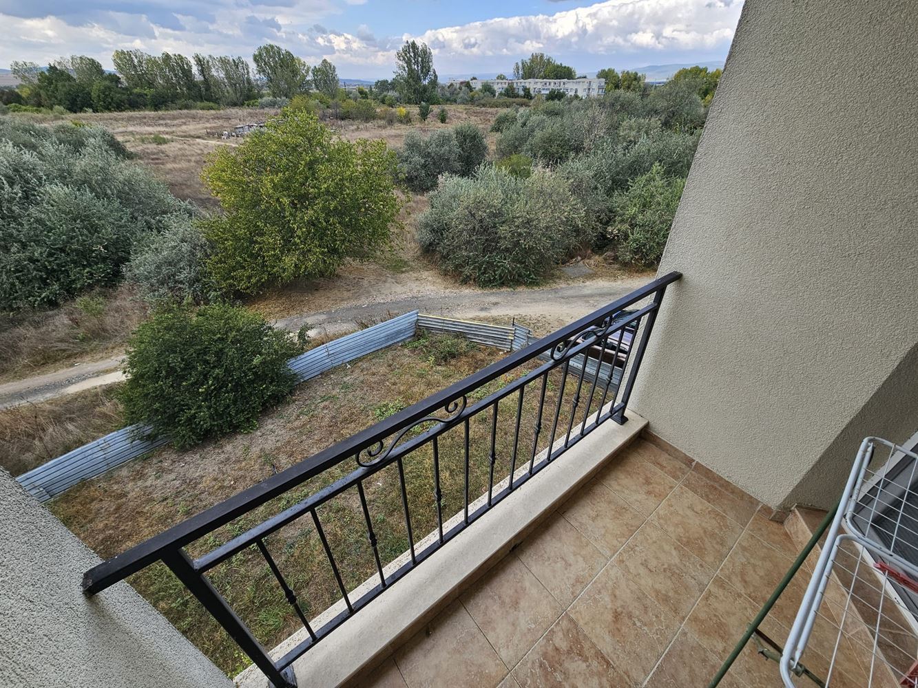 Apartmán s jednou ložnicí uprostřed zeleně v komplexu s bazénem a dětským hřištěm