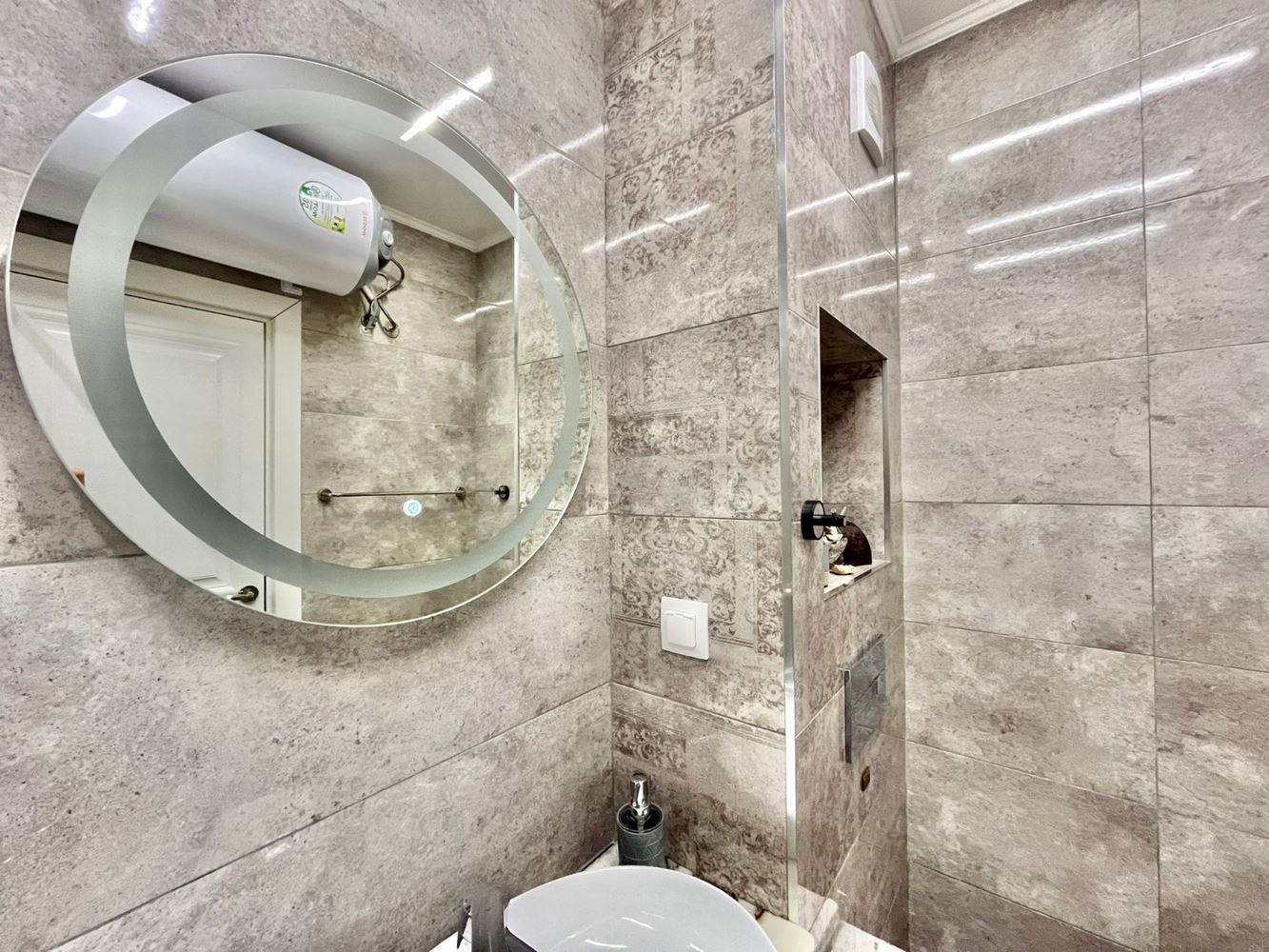 Dvouúrovňový apartmán se dvěma ložnicemi v centru Ravdy – luxus, komfort a vynikající poloha u moře