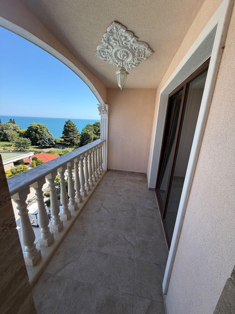 Nový 2pokojový apartmán s výhledem na bazén a moře v luxusním komplexu na první linii v Nesebaru