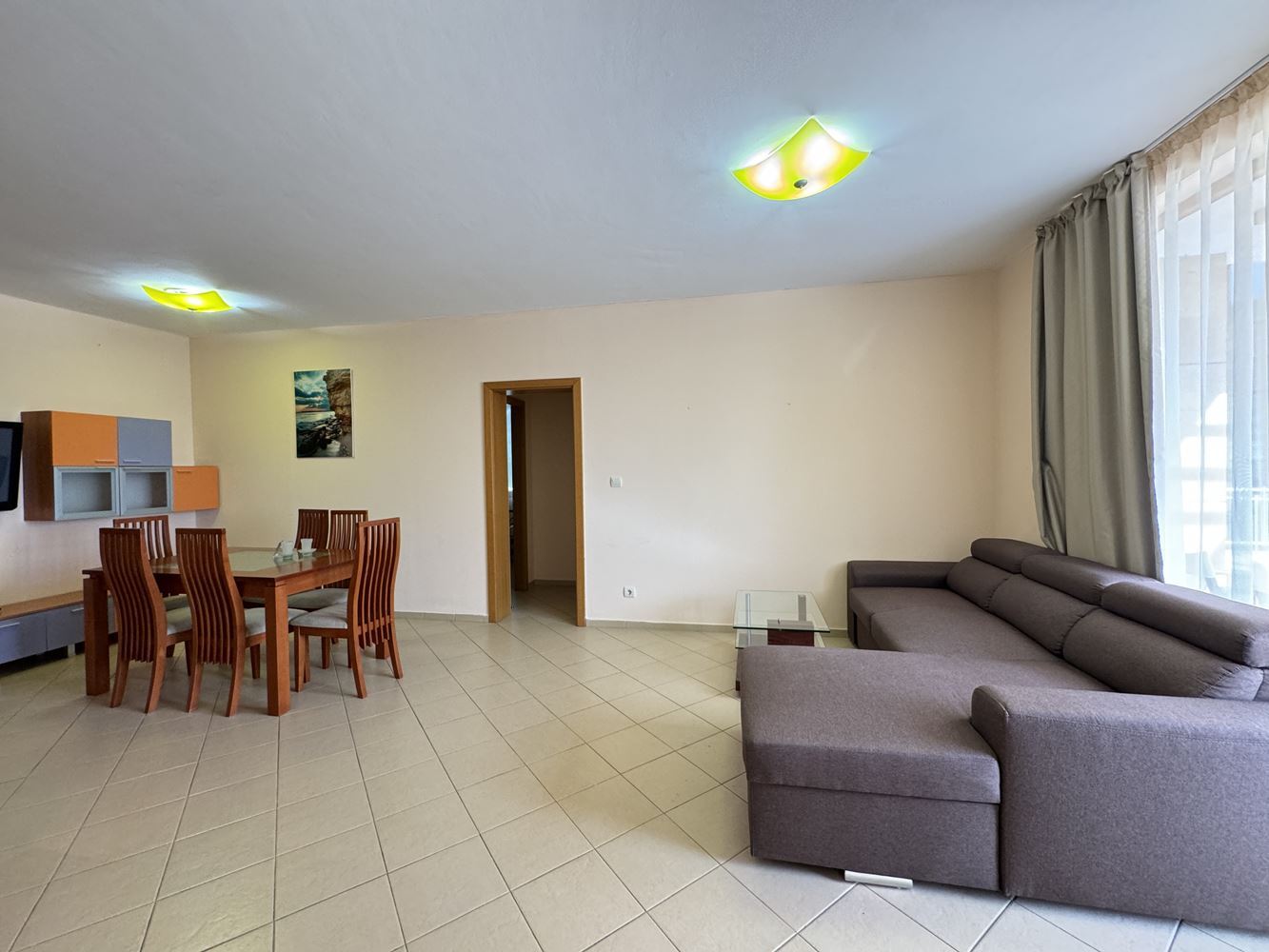 Prostorný apartmán se dvěma ložnicemi v první linii u moře ve Sveti Vlasu – výhled na moře a bazény