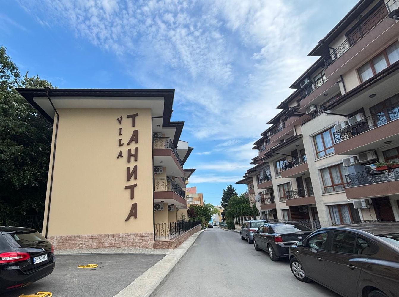 Prostorný apartmán s jednou ložnicí v Ravdě, 200 m od pláže – bez poplatku za údržbu a připravený k nastěhování