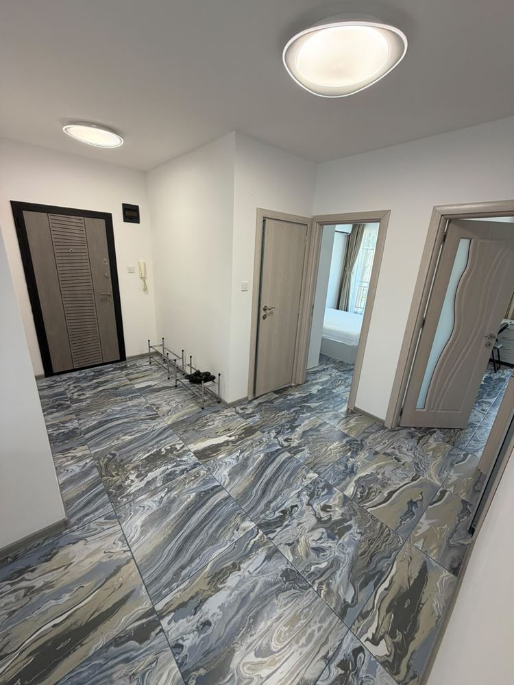 Prostorný apartmán se dvěma ložnicemi a výhledem na bazén v Slunečném pobřeží – vynikající volba pro rodinu a investici