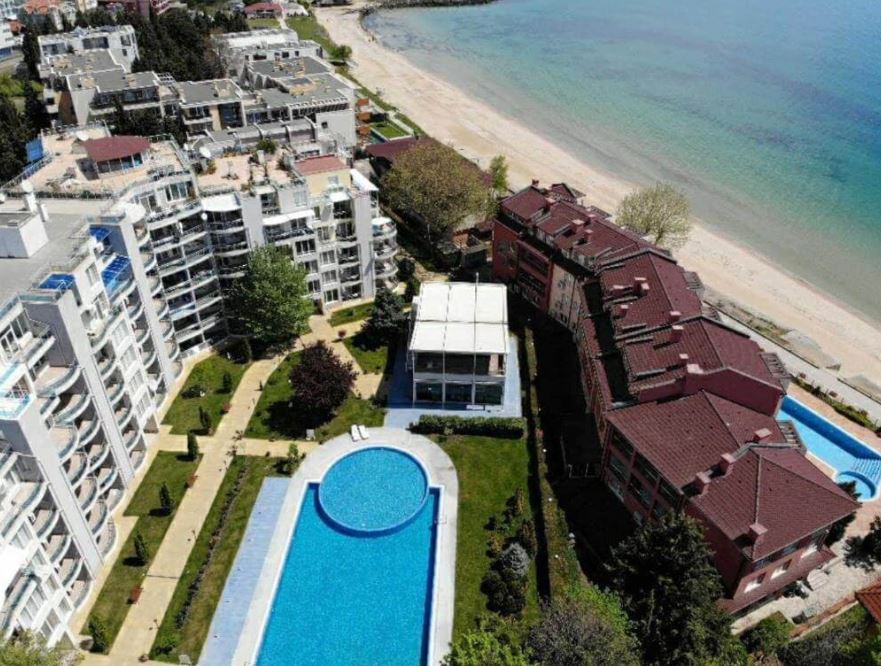 Apartmán se dvěma ložnicemi v první linii u moře v Ravdě – panoramatický výhled na moře a prestižní poloha