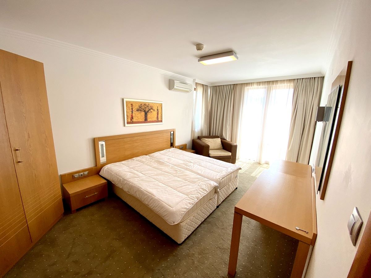 Dvoupokojový byt (s jednou ložnicí) v první linii u moře v Ravda – luxus, příroda a výhled na bazén