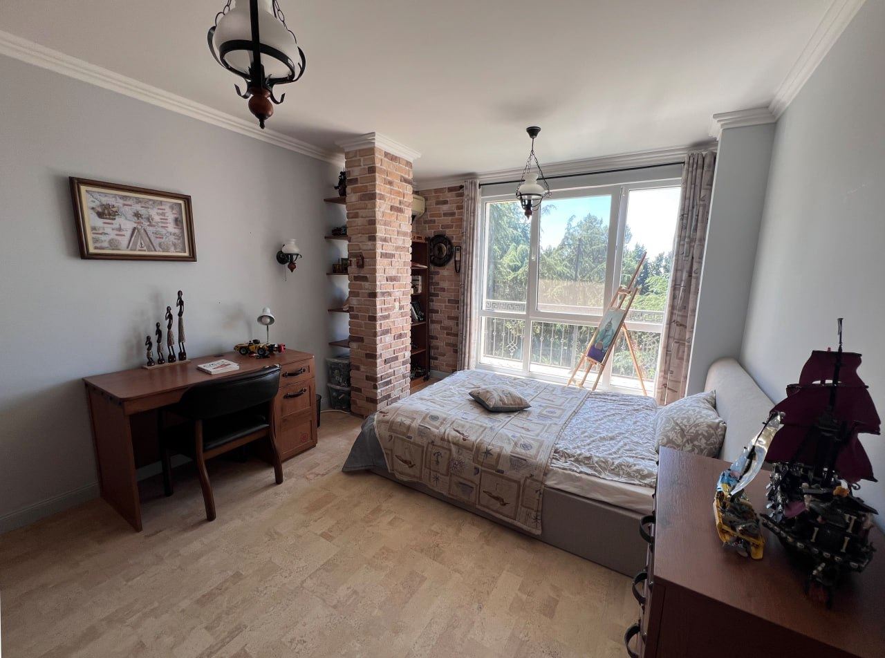 Prostorný apartmán se třemi ložnicemi a panoramatickým výhledem na moře pouze 50 metrů od pláže – nízký poplatek za údržbu!