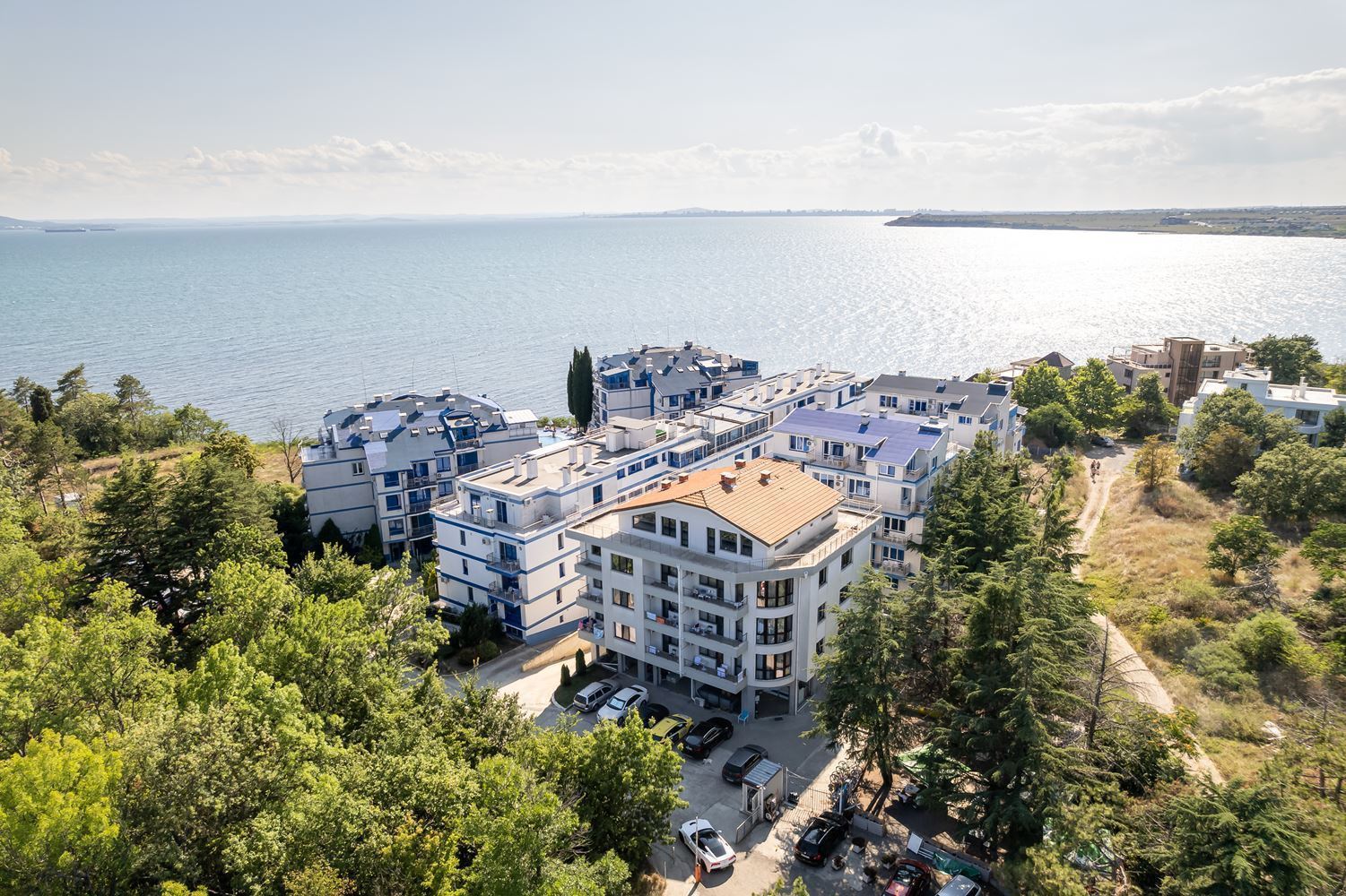 Apartmán s jednou ložnicí v první linii u moře v Pomorie – panoramatický výhled na moře a bazén