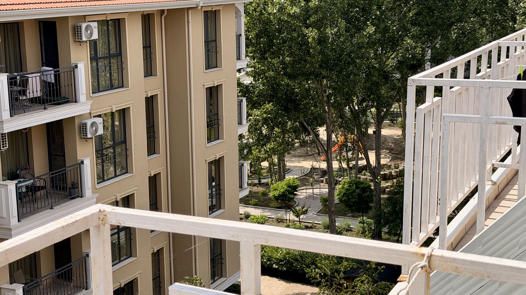 Apartmán s jednou ložnicí v Sunny Beach – klid, zeleň a komfort v srdci letoviska